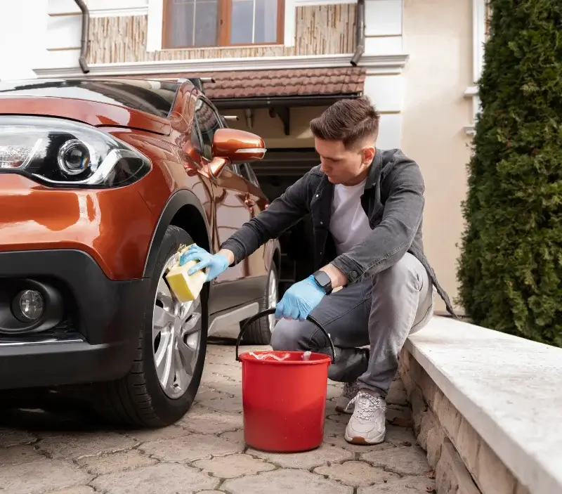Lavage auto à domicile Rospez : professionnel intervenant sur un véhicule